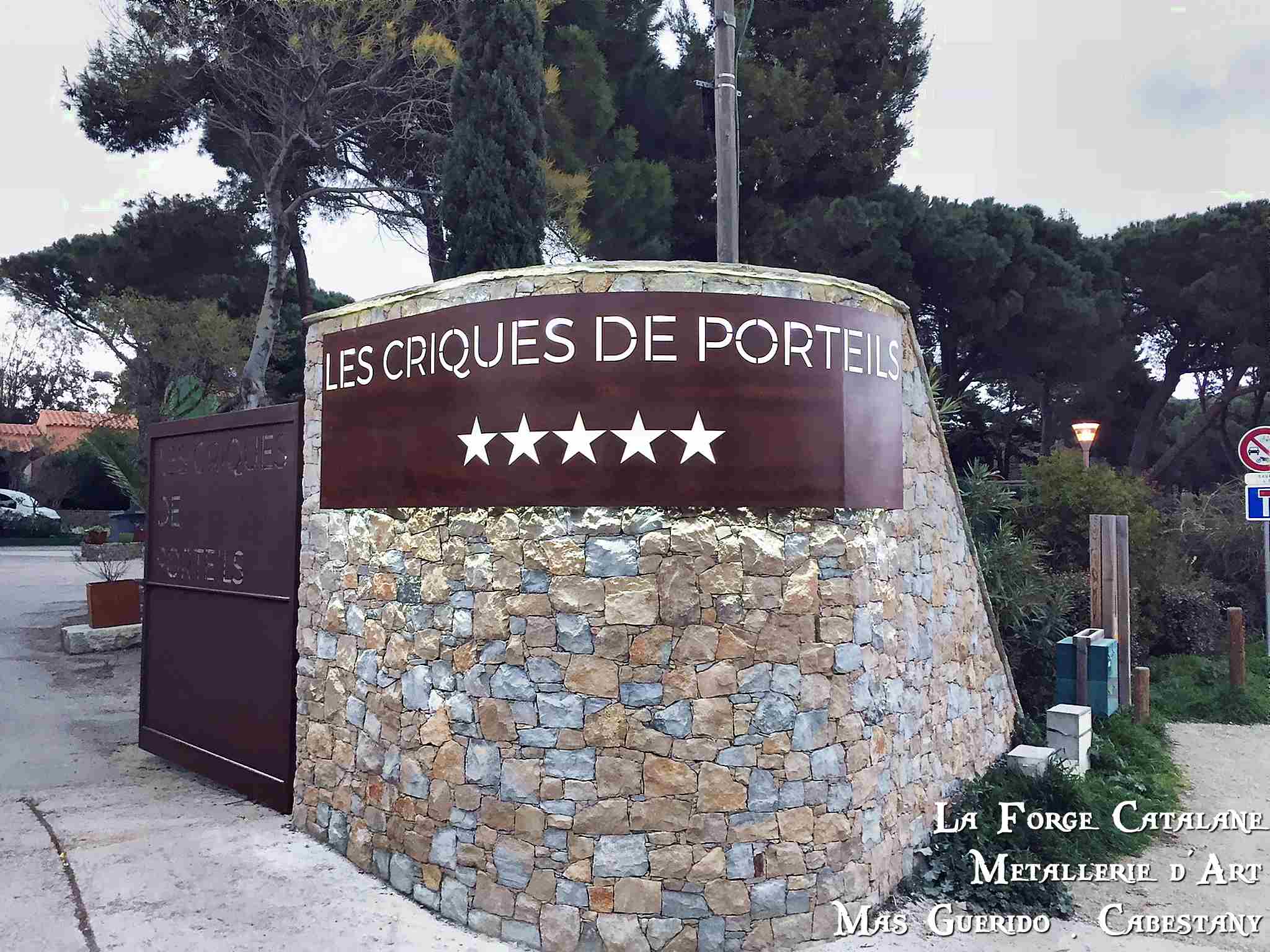 enseigne camping criques de porteils cintree en decoupe laser forge catalane 1.jpg